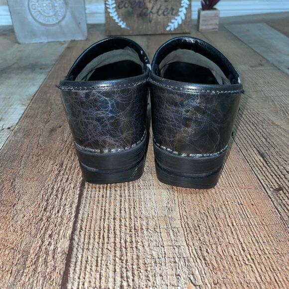 dansko nursing clogs *damaged* - Picture 9 of 11